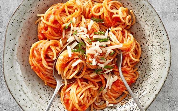 PASTARETTER med flødesauce og parmesanost